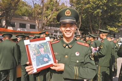 深圳武警就地过年隔空团圆