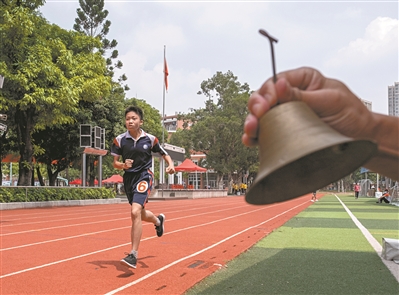 在广州市第五中学考点，两名考生分别参加篮球项目和1000米中长跑项目考试。3.jpg