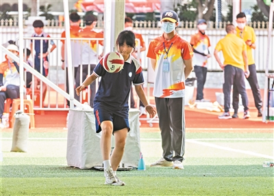 在广州市第五中学考点，两名考生分别参加篮球项目和1000米中长跑项目考试。4.jpg
